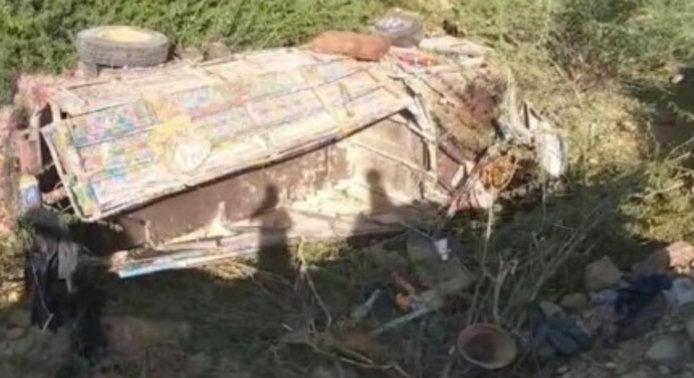 Zarándokokat szállító jármű borult árokba Pakisztánban: 17 halott, 35 sérült