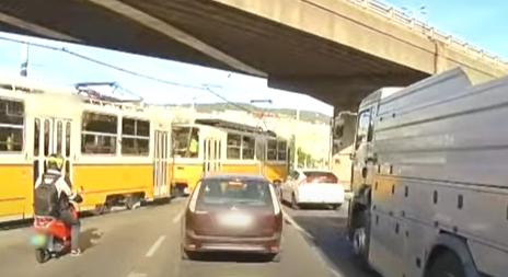 Centiken múlt, hogy nem tarolta végig az autókat a „kamikaze villamos” a Flórián térnél – videó