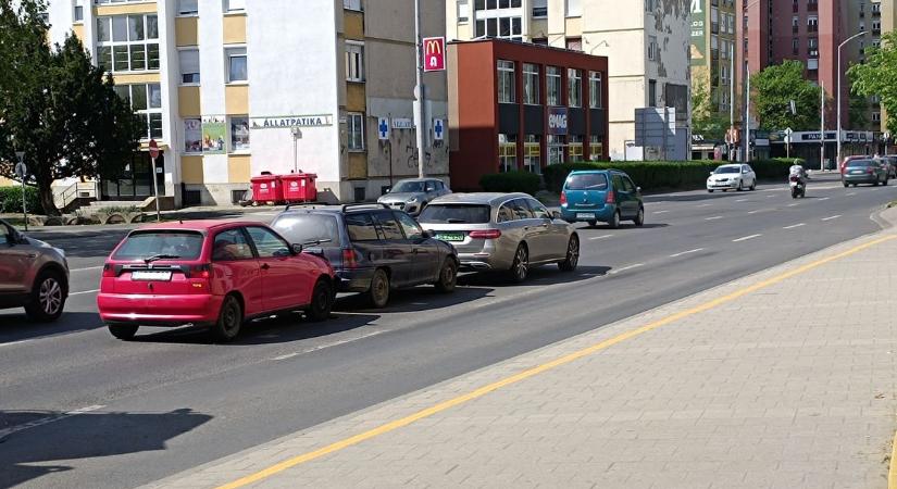 Három autó ütközött össze Pécsett, az Árkádnál