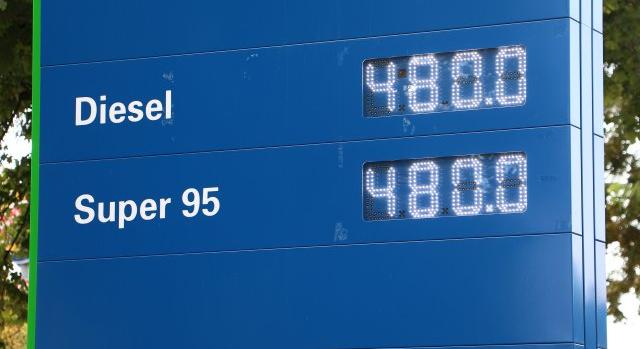 Küszöbön az újabb üzemanyag-árstop?