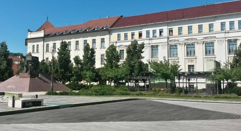 Javítják az iskola tetejét: útlezárás Miskolcon