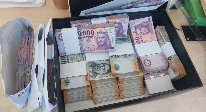 Rengeteg pénzt találtak: vesztegetés gyanúja miatt őrizetbe vették egy fővárosi tankerületi központ vezetőjét