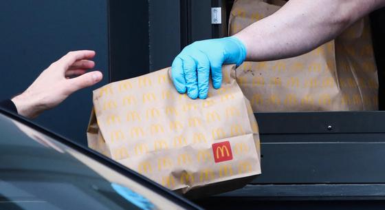 Illatos óriásplakátokkal reklámozza magát a McDonald’s Hollandiában