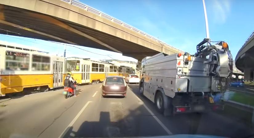A BKV már vizsgálja a „kamikaze villamos” esetét, aminek a vezetője kis híján elgázolt egy motorost - videó