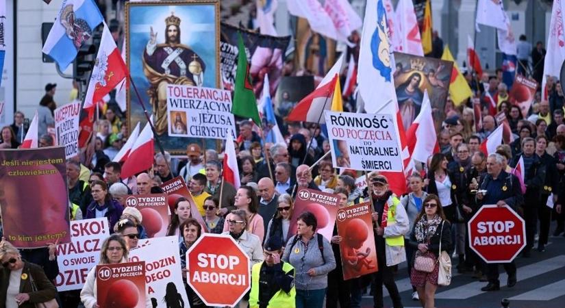 Nagy port kavar Varsóban az abortusztörvény liberalizálása, több ezren vonultak utcára