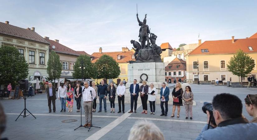 Képviselő-jelöltek szavaltak a Dobó téren a költészet napján Egerben