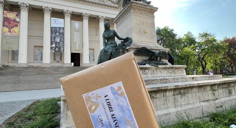 A magyar költészet napja alkalmából kortárs lírikusok köteteit rejti el budapesti köztereken a Libri