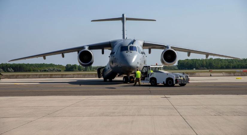 Megérkezett Kecskemétre az Embraer KC–390 katonai szállító repülőgép – galériával, videóval