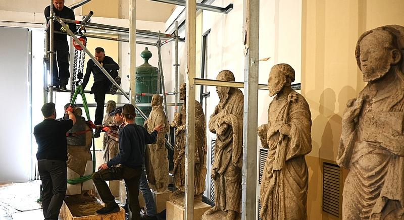 Elszállították a jáki apostolszobrokat a Savaria Múzeumból