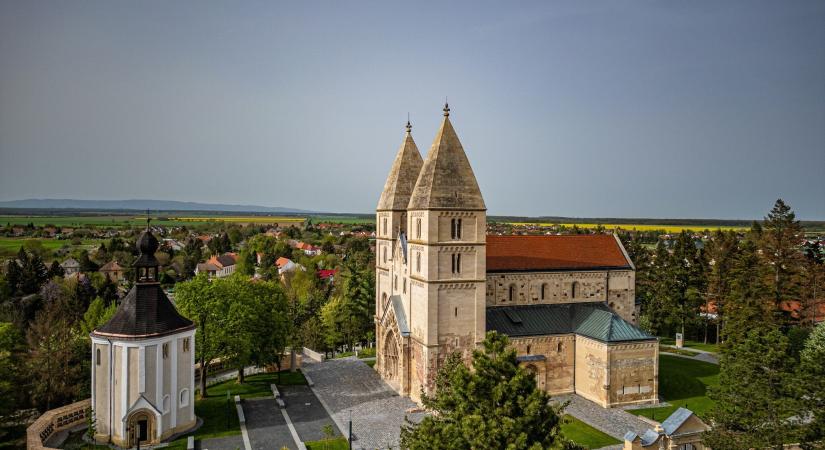Az egyik leghíresebb magyar műemlék öltötte magára régi köntösét – teljesen elkészült a jáki templom restaurációja