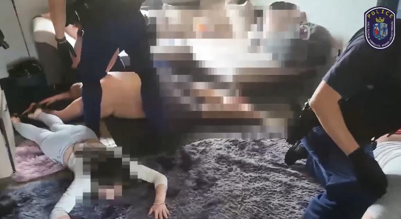 Pszichoaktív anyaggal akarták elárasztani Kecskemétet: videón, ahogy elintézik a dílereket a zsaruk
