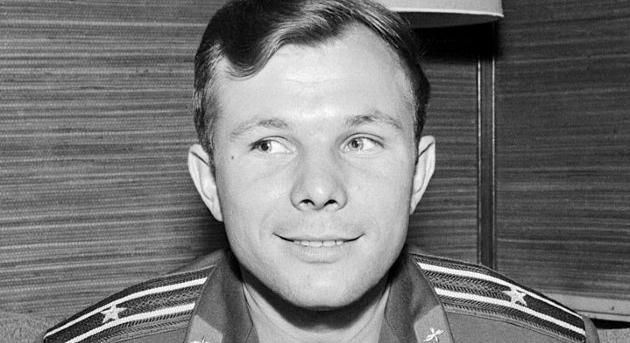 Az autogramkérők ostromát is ki kellett állnia Gagarinnak
