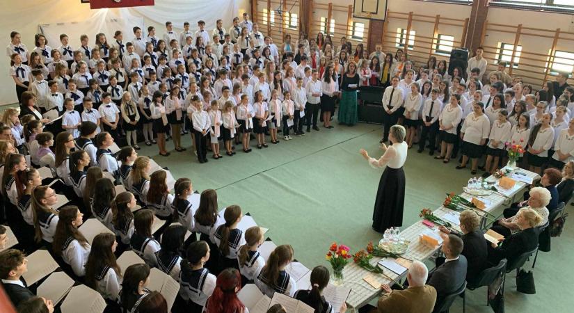 Hat vásárhelyi iskola kórusa csillogtatta meg énektudását az Éneklő Ifjúság Hangversenyen