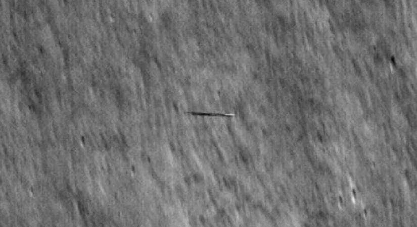 Szörfdeszka alakú UFO száguldott el a Hold előtt - Fotó
