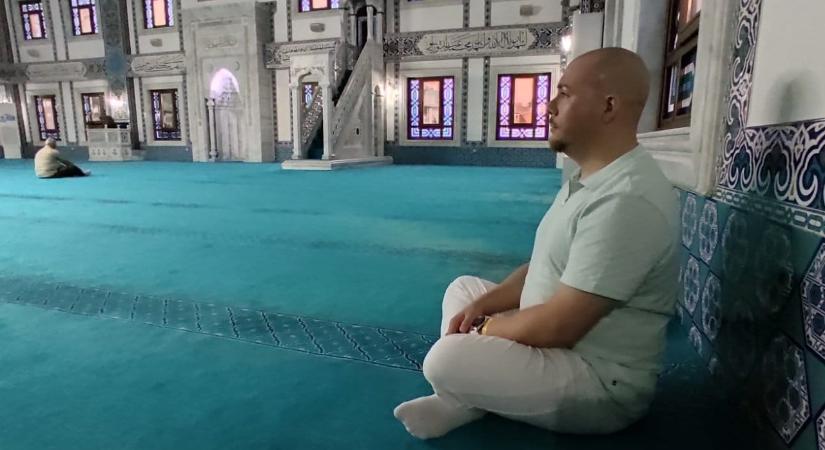 „Nagy a katyvasz a fejekben, ha az iszlámról van szó” – beszélgetés Derecskei Gábor muszlim tanítóval