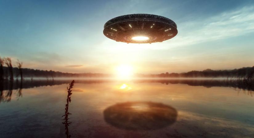 "Néztem, ahogy élénkvörös UFO lebeg a házak felett"