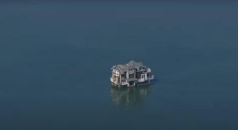 Kétszintes ház úszott a San Francisco-öböl vizén