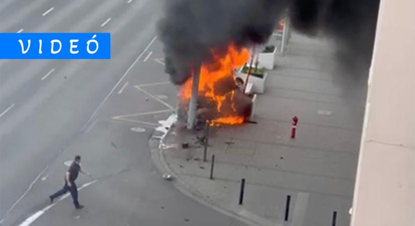 Videón, ahogy óriási lángokkal kiég egy autó a Váci út – Forgách utca sarkán