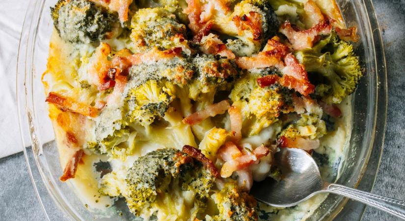 Pirult brokkoli sajttal és baconnel keverve: csak tegyél mindent a sütőbe