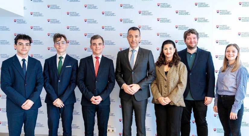 A Szlovákiai Magyar Középiskolások delegációja találkozott az oktatásügyi miniszterrel