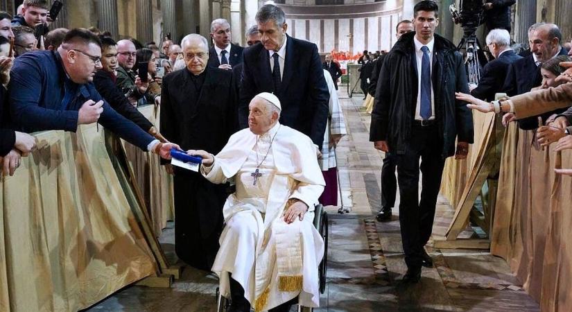 Ferenc pápa áldást adott Rómában a halasi csipkére és a csipkekészítőkre