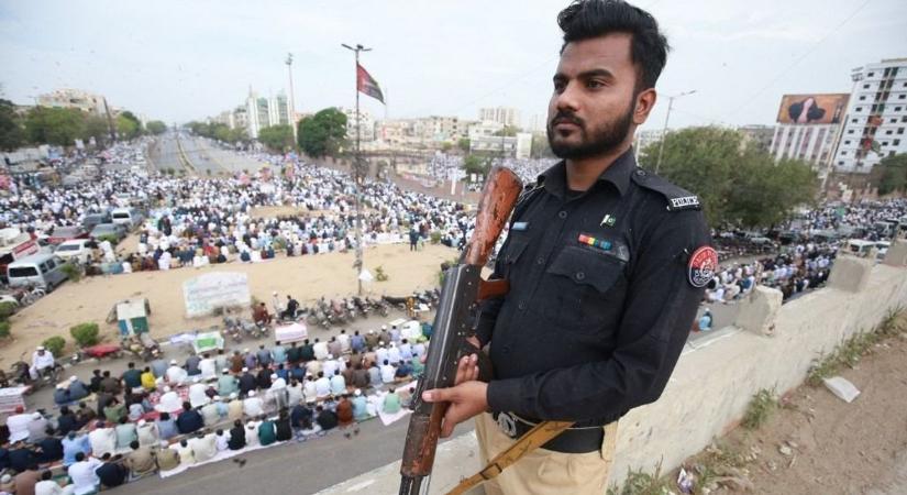 Fegyveresek támadtak egy buszra Pakisztánban, rengeteg a halott