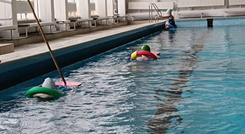 Kötelező úszás: minden gyerek delfin szeretne lenni