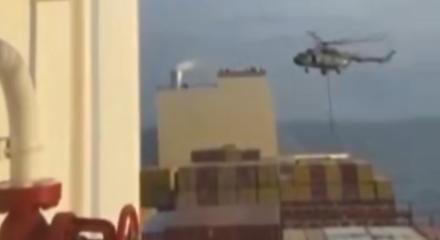 Videón, ahogy iráni kommandósok foglalnak el egy izraeli konténerhajót a Hormuzi-szorosnál