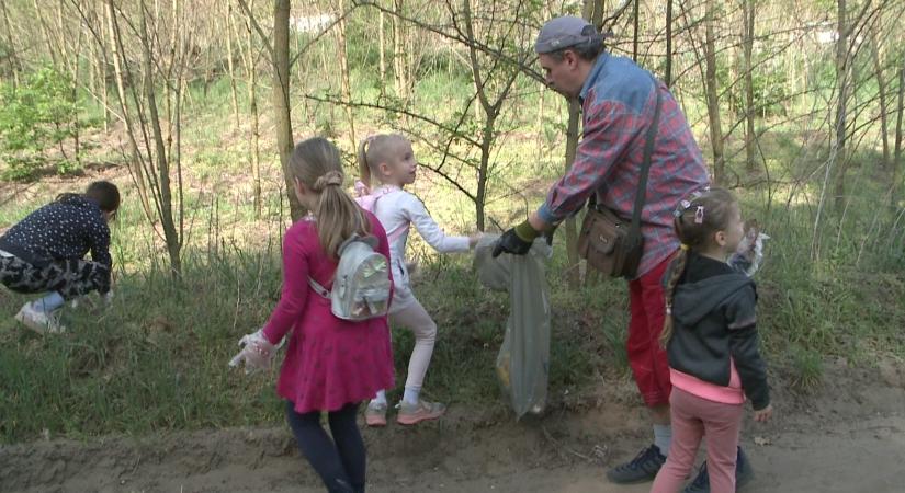 Kicsik és nagyon közösen szedték a szemetet a Debreceni környéki erdőkben