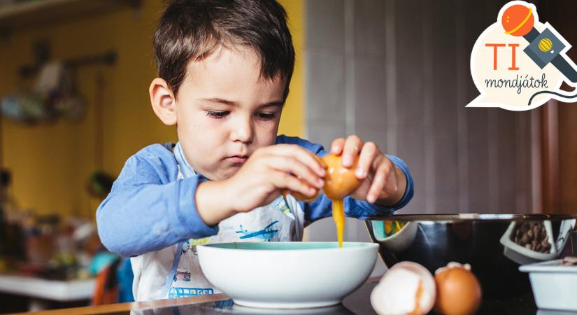 Hagymát pucolnak, tésztát nyújtanak, paníroznak – olvasóinkat kérdeztük, szoktak-e együtt sütni-főzni a gyerekekkel?