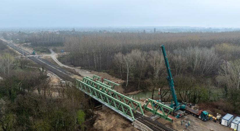 Épül a Budapest-Kelebia vasútvonal legnagyobb nyílású vasúti hídja