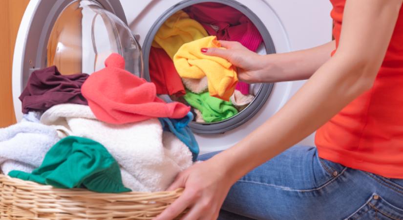 Ezek a mosás közben leggyakrabban elkövetett hibák - mosógépedet és ruháidat is tönkreteheted velük!