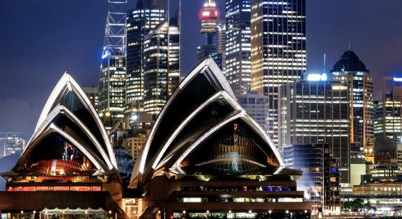 A Sydney-i Operaház vitorlái feketébe borulnak