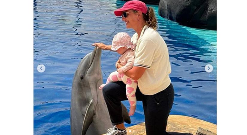 Hosszú Katinka kislánya delfinnel barátkozik: Kamília a friss fotón nagyon cuki
