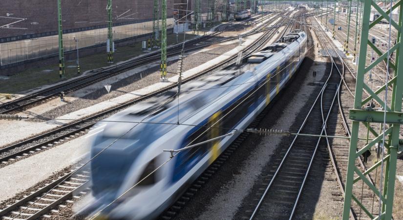 Jegyellenőrt bántalmazott az utas a Dunaújváros-Budapest között közlekedő vonaton