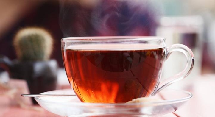 Erős antioxidáns és gyulladáscsökkentő hatása is van: ebben rejlik a különleges sötét tea titka