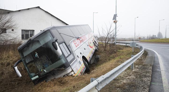 Árokba csúszott egy ukrán rendszámú autóbusz Magyarországon, sérültek