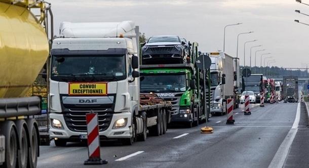 A szlovák fuvarozók befejezték kamionos blokádjukat a szlovák-ukrán határon