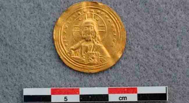 Jézust ábrázoló bizánci aranyérmét fedeztek fel fémérzékelővel Norvégiában ki