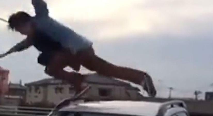Egy kocsi tetején bohóckodott táncikálva, jól megkapta, amikor le akart ugrani - videó
