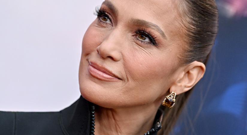 Az 54 éves Jennifer Lopez nőies, kényelmes fehérneműben: fotók túlfilterezés nélkül