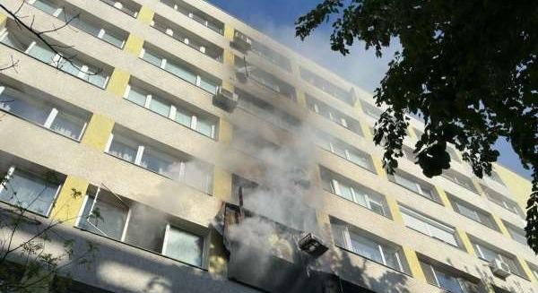 Tűz ütött ki egy tömbházban – a lakókat tűzoltólétrán menekítették