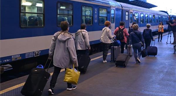 Bekeményít a MÁV: nem lehet csak úgy csoportosan utazgatni a vonatokon