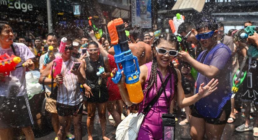A Songkran, az őrült vízipisztolyos fesztivál Bangkok utcáin