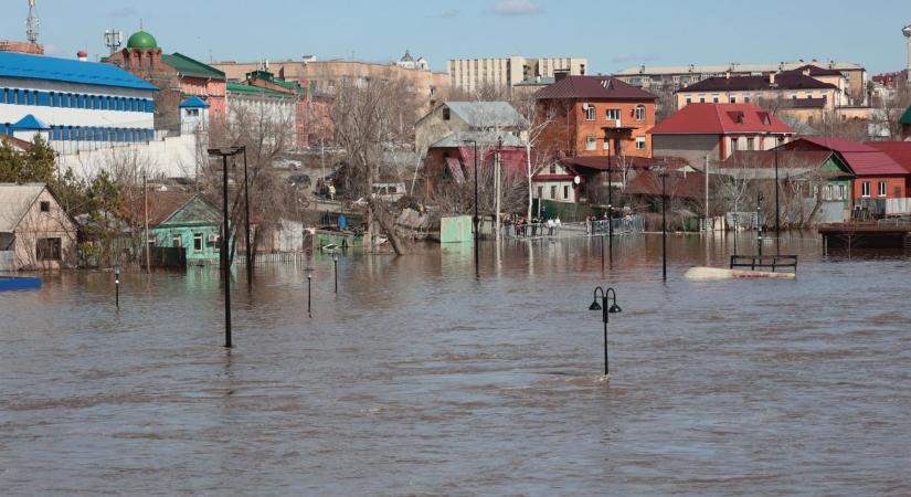 Hatalmas áradás: két óra alatt 25 centimétert emelkedett a folyó vízszintje  videó