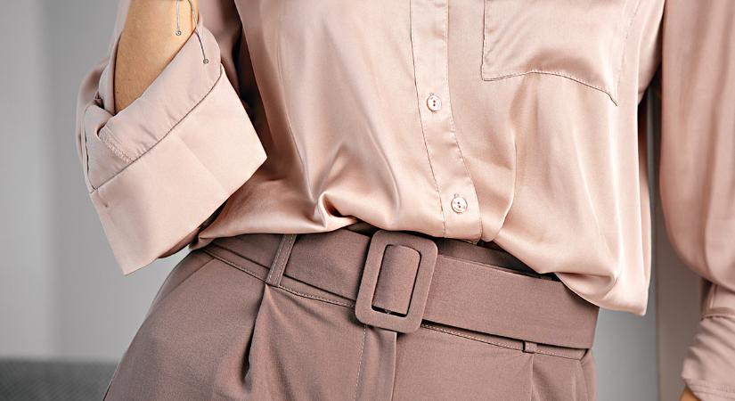 Így viseld nőiesen a lezser, bő szabású inget: tippek és trükkök a derékvonal kiemelésére