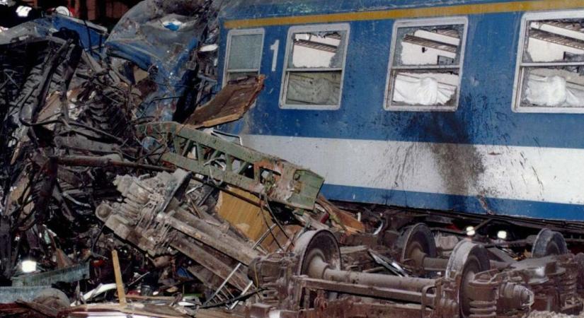 Nem figyeltek a vasutasok, 31 ember halt meg a szajoli állomáson 1994-ben