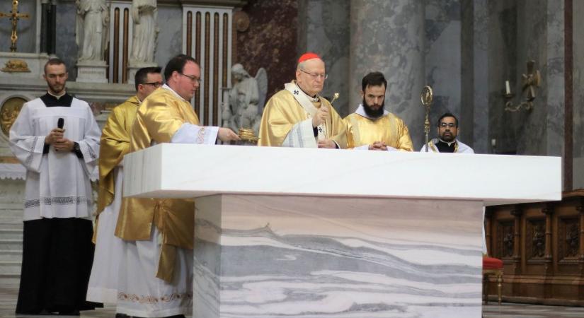 Megáldotta Erdő Péter az esztergomi bazilika új oltárát videó