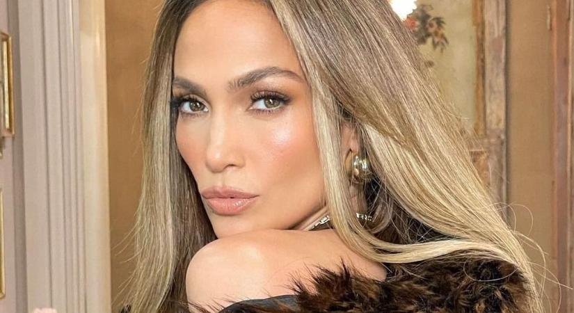 Alig takarja valami Jennifer Lopez testét: így feszülnek a mellei a szexi melltartóban