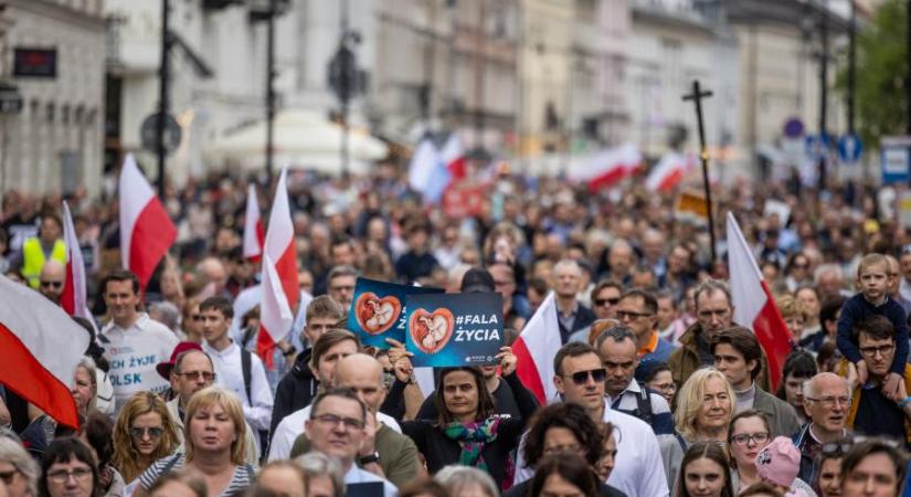 Több ezren tüntettek Varsóban az abortusztörvény liberalizálása ellen